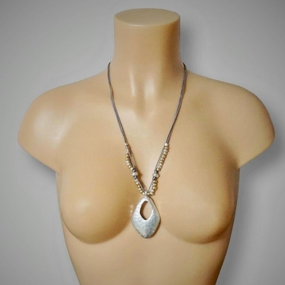 BELLA UNO DIAMOND SHAPE CHARM NECKLACE NEW